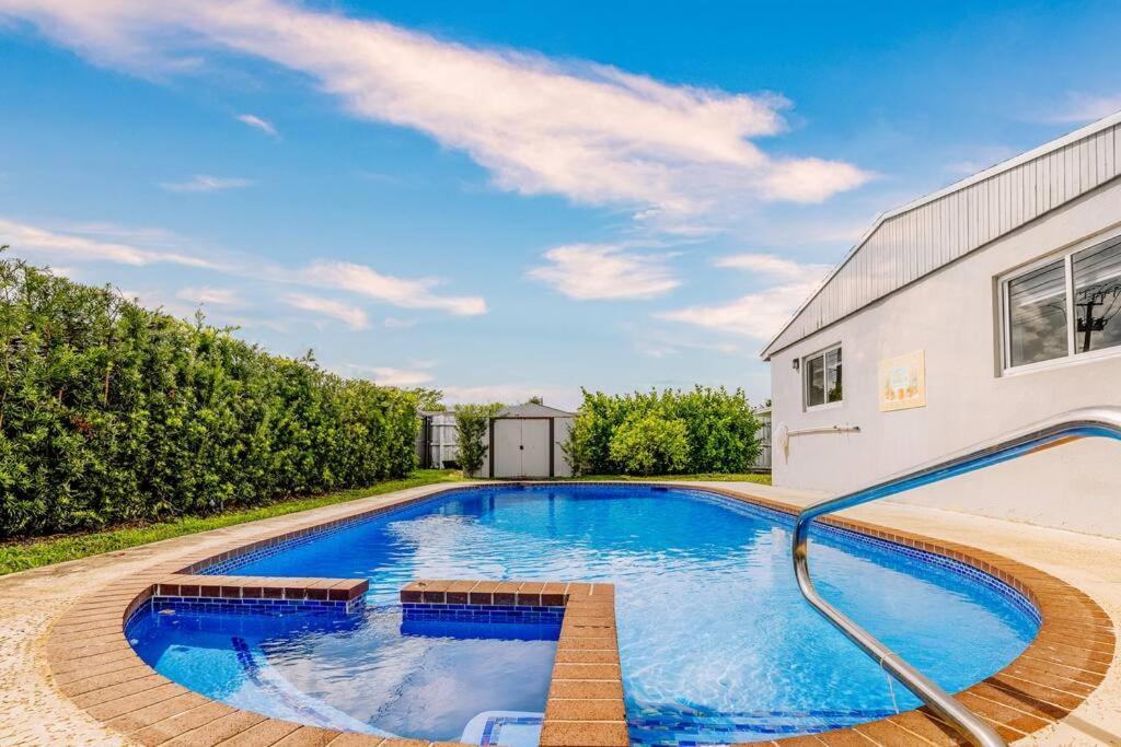 Home With A Pool Close To Beach And Fll Airport Pool Heated October- March 포트 로더데일 외부 사진